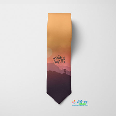 Cravate imprimée 'Adventure Awaits'